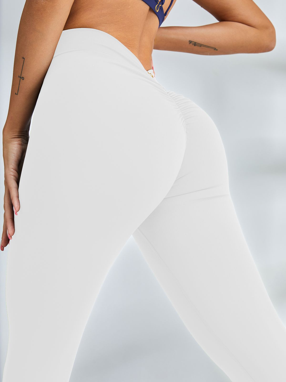 Sculpting V-Back Scrunch Bum Leggings