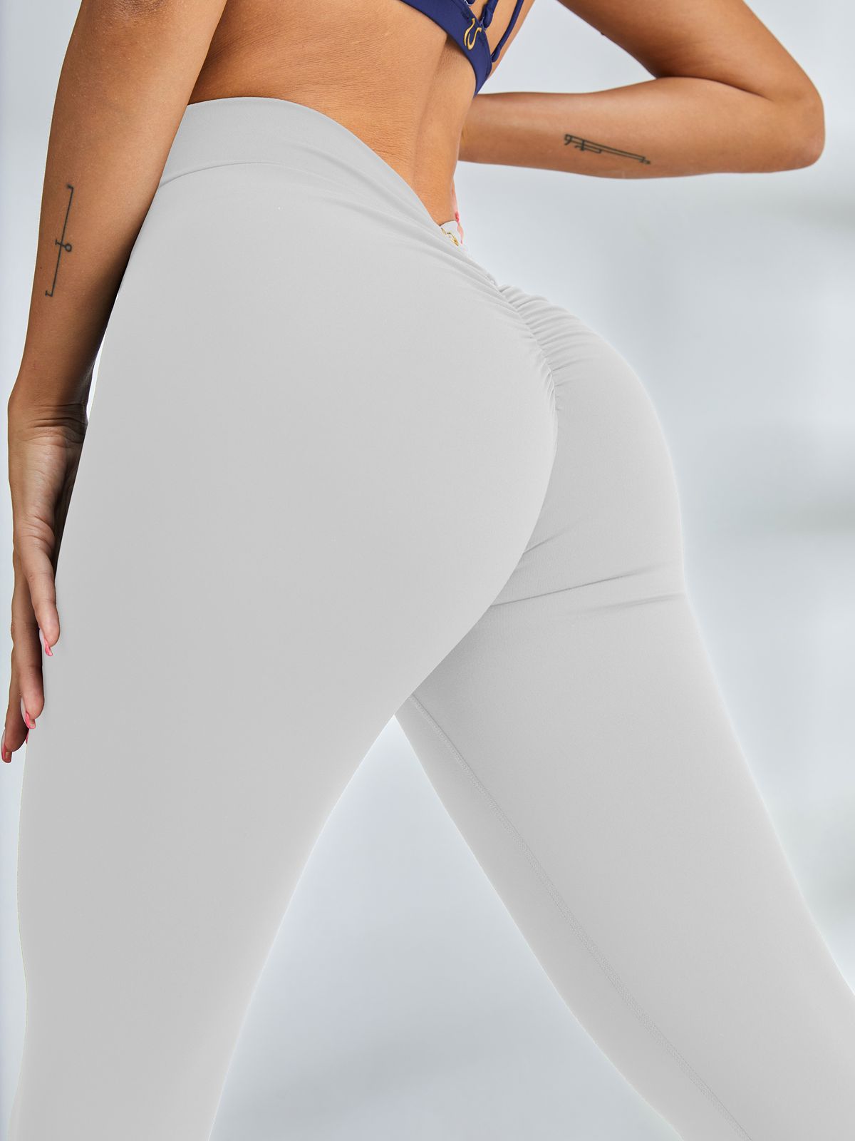 Sculpting V-Back Scrunch Bum Leggings
