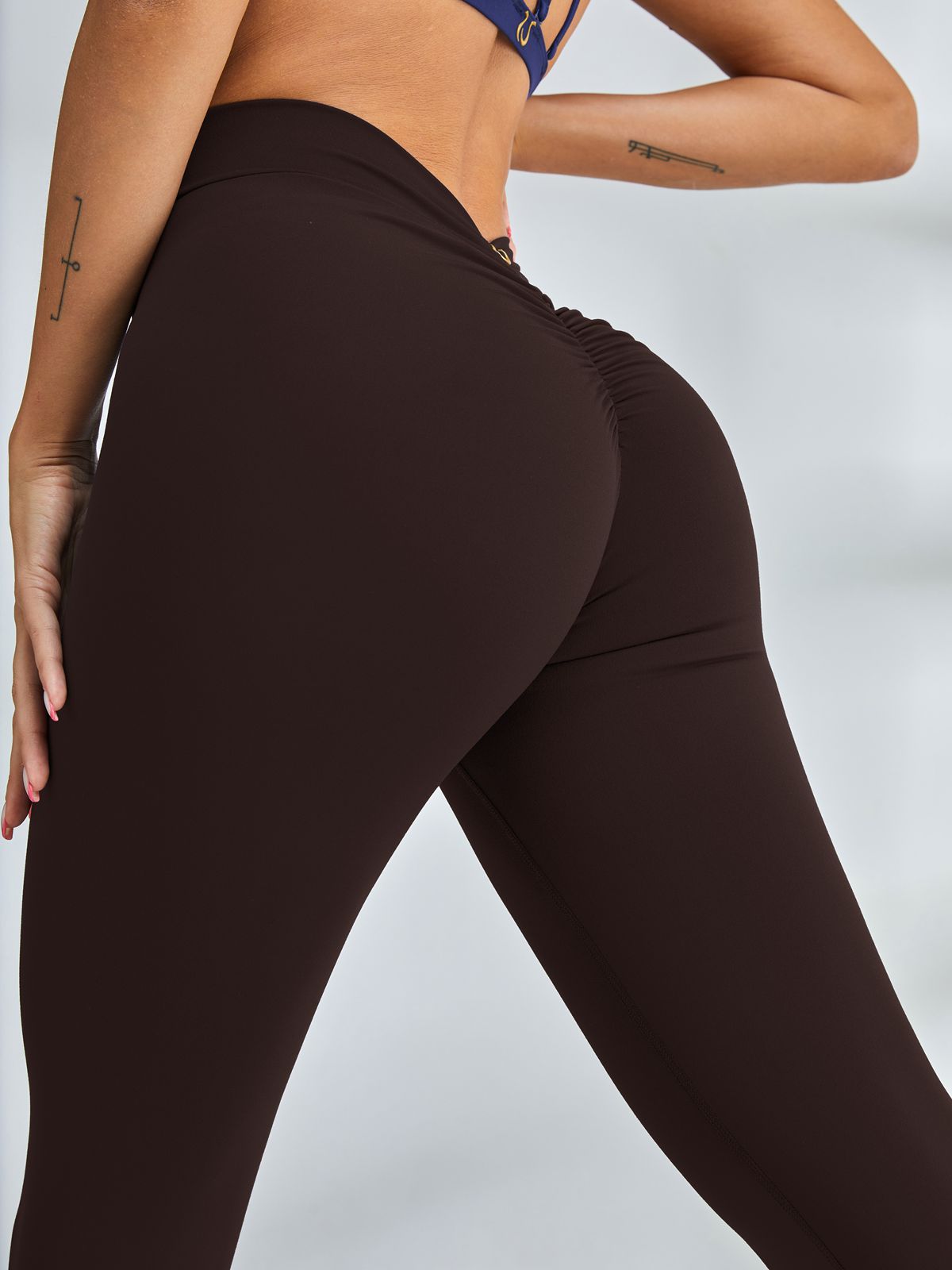 Sculpting V-Back Scrunch Bum Leggings