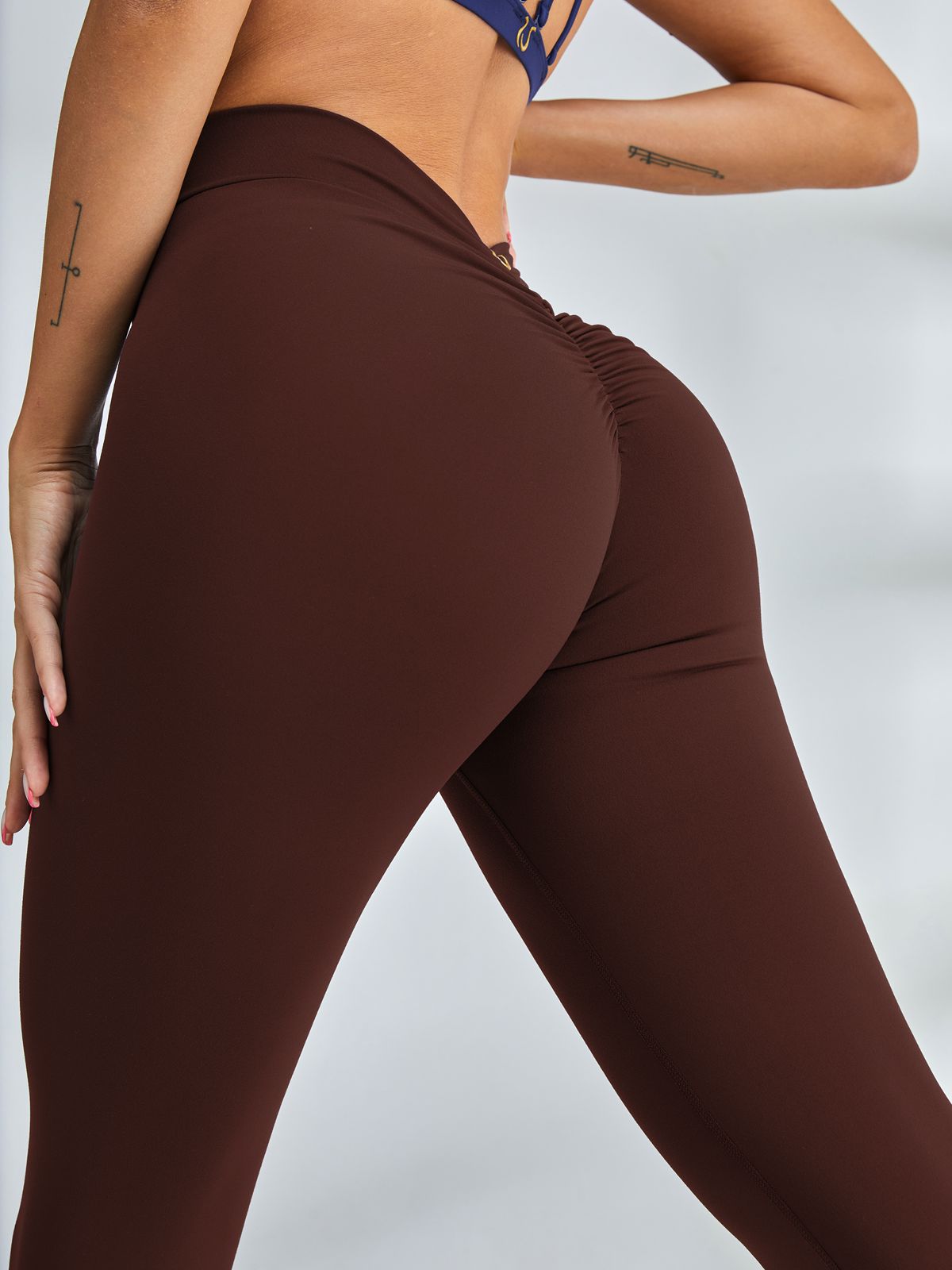 Sculpting V-Back Scrunch Bum Leggings
