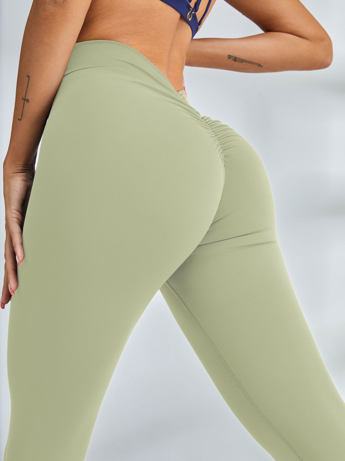 Sculpting V-Back Scrunch Bum Leggings