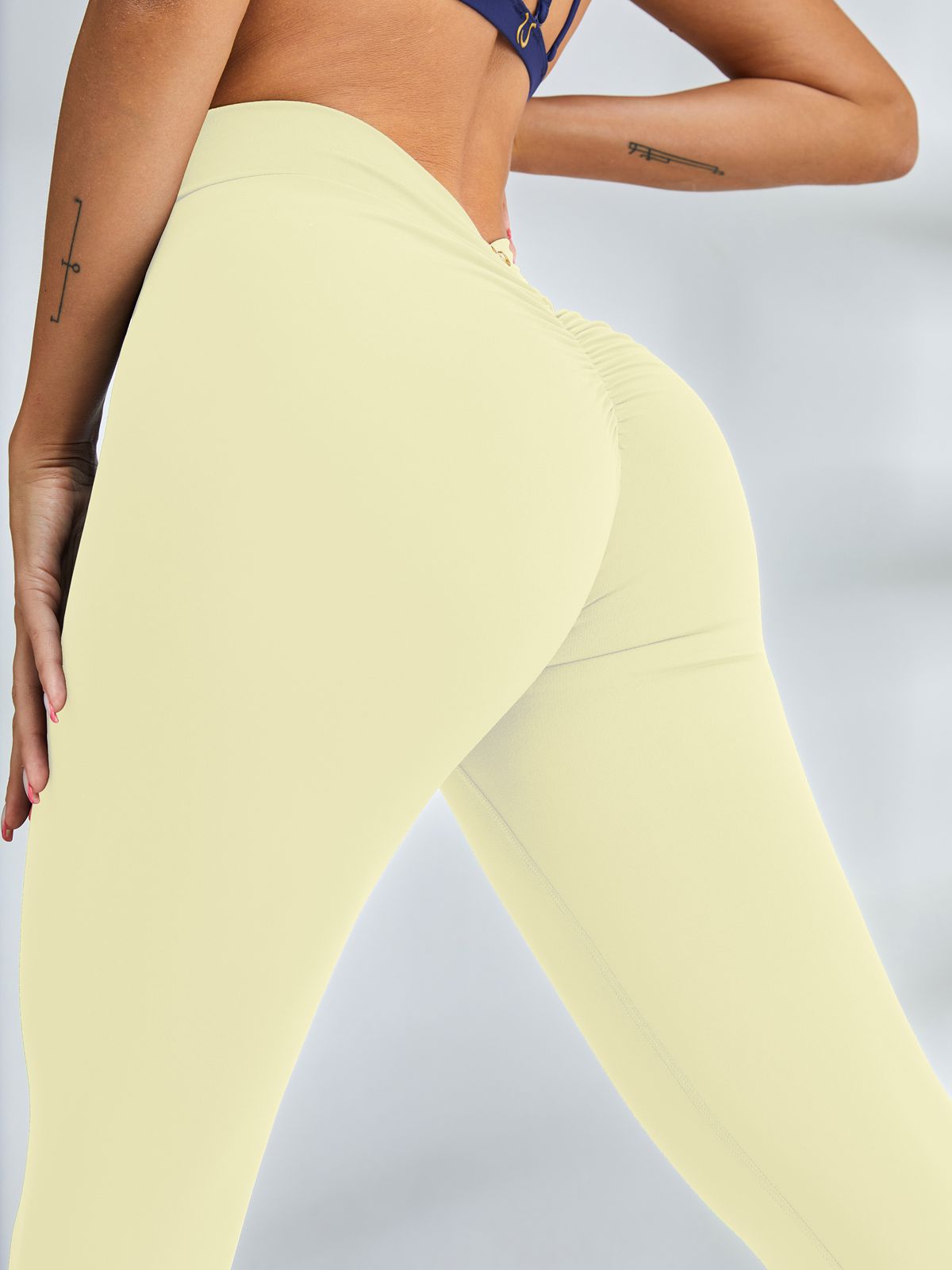 Sculpting V-Back Scrunch Bum Leggings