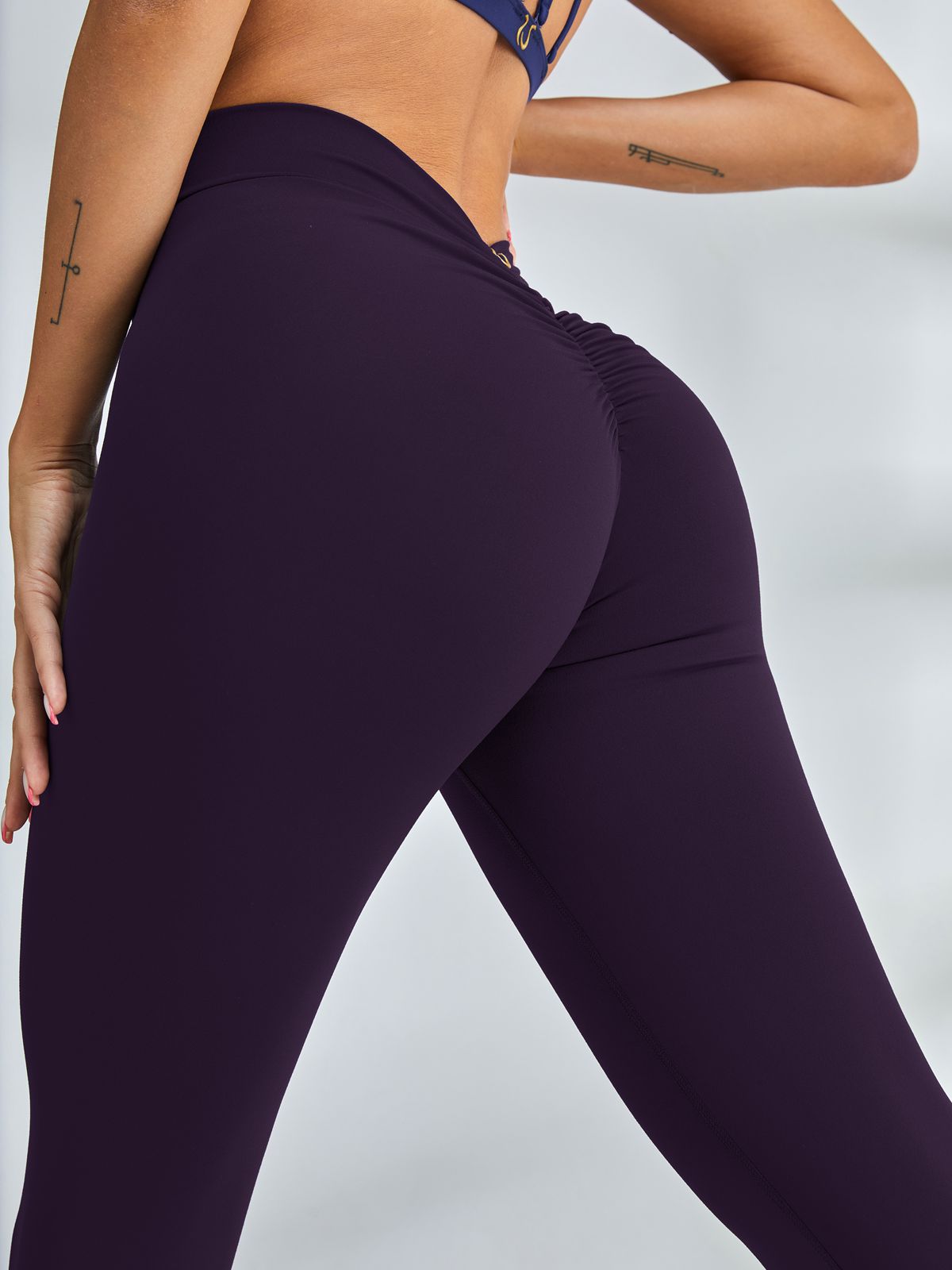 Sculpting V-Back Scrunch Bum Leggings